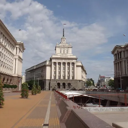 Bright And Newly Refurbished Near Center Διαμέρισμα