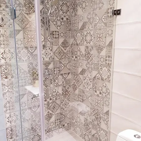 Bright And Newly Refurbished Near Center Διαμέρισμα