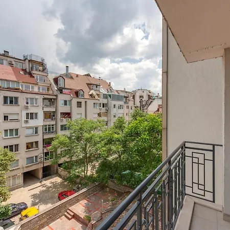 Bright And Newly Refurbished Near Center Apartment *