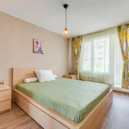 Bright And Newly Refurbished Near Center Apartment
